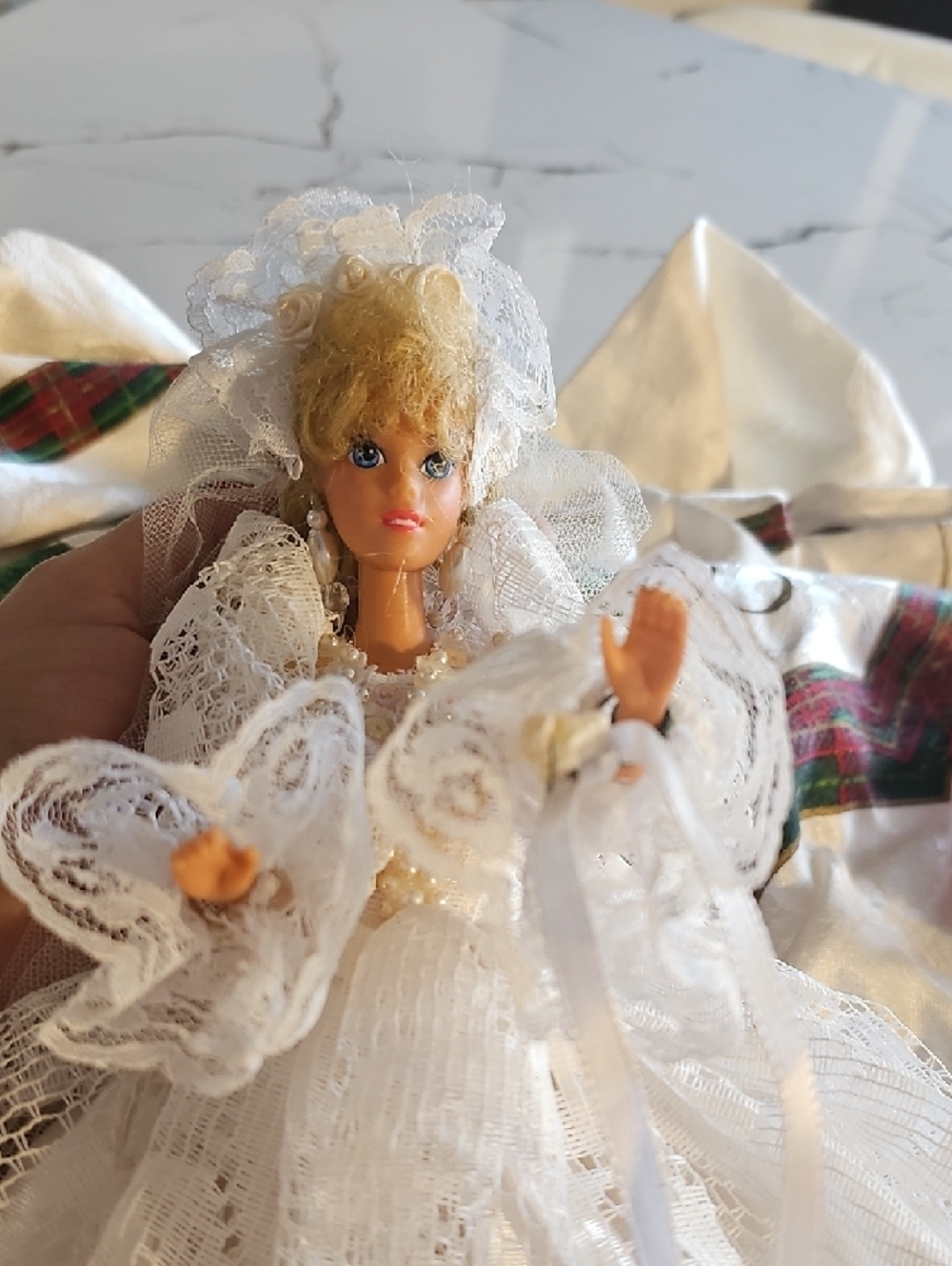 Mattel vintage Barbie Doll in White Lace Wedding Gown - Picture 6 of 10